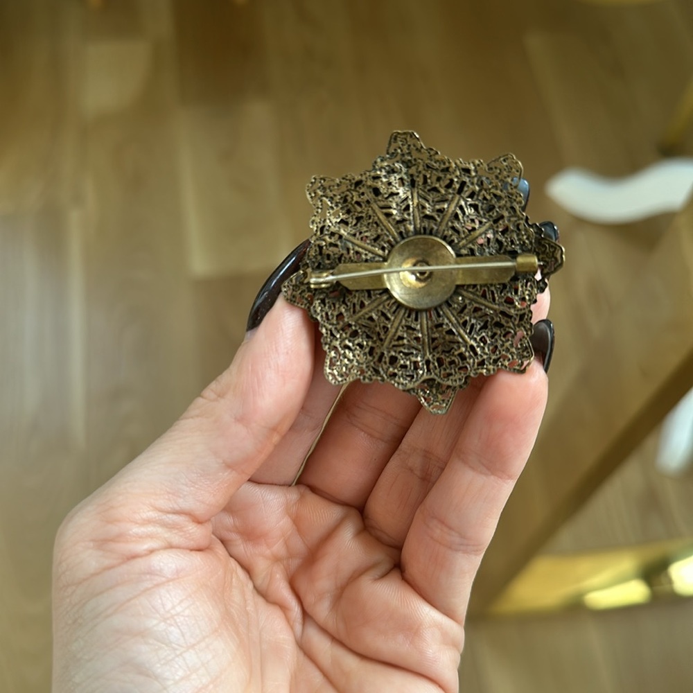 Vintage gold and coral stone brooch - Picture 5 of 7